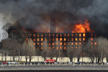 Gigantesco incendio en fábrica histórica en San Petersburgo