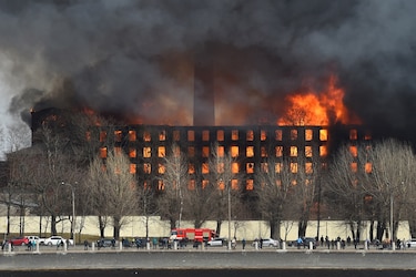 Gigantesco incendio en fábrica histórica en San Petersburgo
