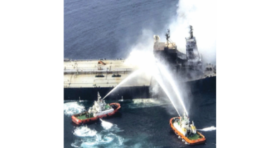 Controlan fuego en petrolero con bandera panameña