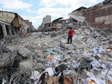 Rescatan a tres personas 120 horas tras terremoto