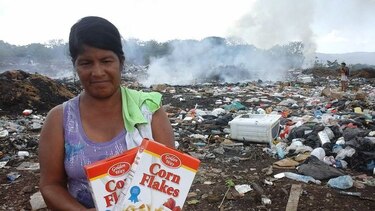 Condenan a exfuncionarios que lanzaron alimentos de las jumbo tiendas a vertedero