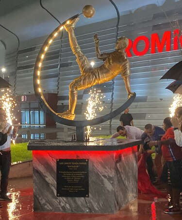 Develan estatua en honor a Luis ‘Matador’ Tejada y reinauguran el estadio Rommel Fernández