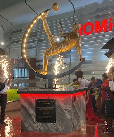 Develan estatua en honor a Luis ‘Matador’ Tejada y reinauguran el estadio Rommel Fernández
