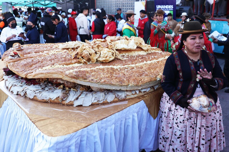 Bolivia reivindica su gastronomía preparando el sándwich de chola ‘más grande del mundo’