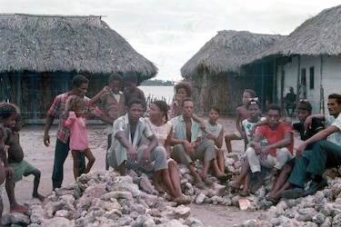 Despidiéndome de la gente y la escuelita de El Islote, 1970