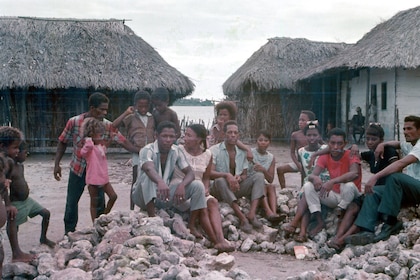 Despidiéndome de la gente y la escuelita de El Islote, 1970