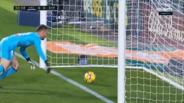Valencia resiste ante Barcelona; polémica por gol 'fantasma' de Messi