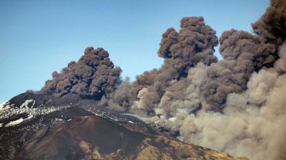 Volcán Etna en Italia despide lava y cenizas