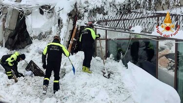 Italia: Localizan a 10 personas con vida en hotel sepultado por alud