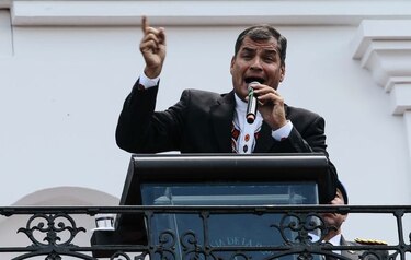 Presidente de Ecuador analiza consulta popular sobre polémicas leyes