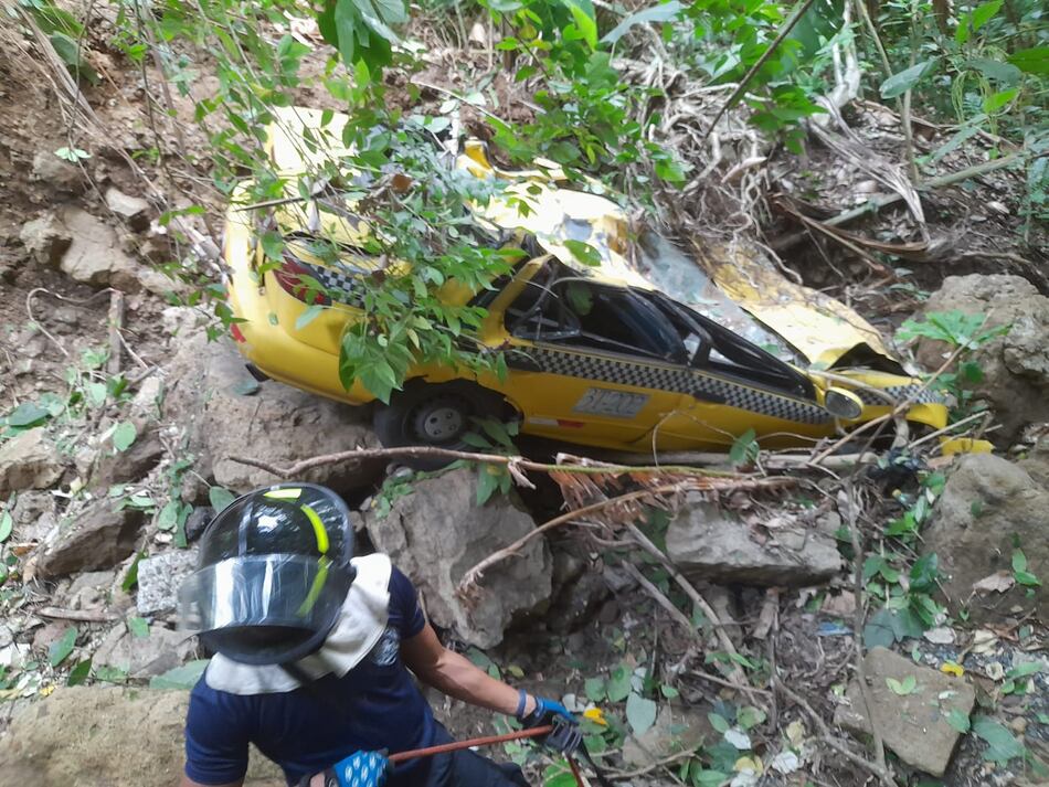 Taxi cae en un precipicio en Colón; el conductor pierde la vida
