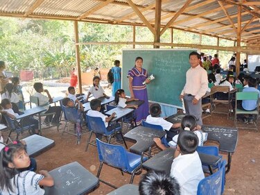 Alumnos todavía toman clases en escuelas rancho