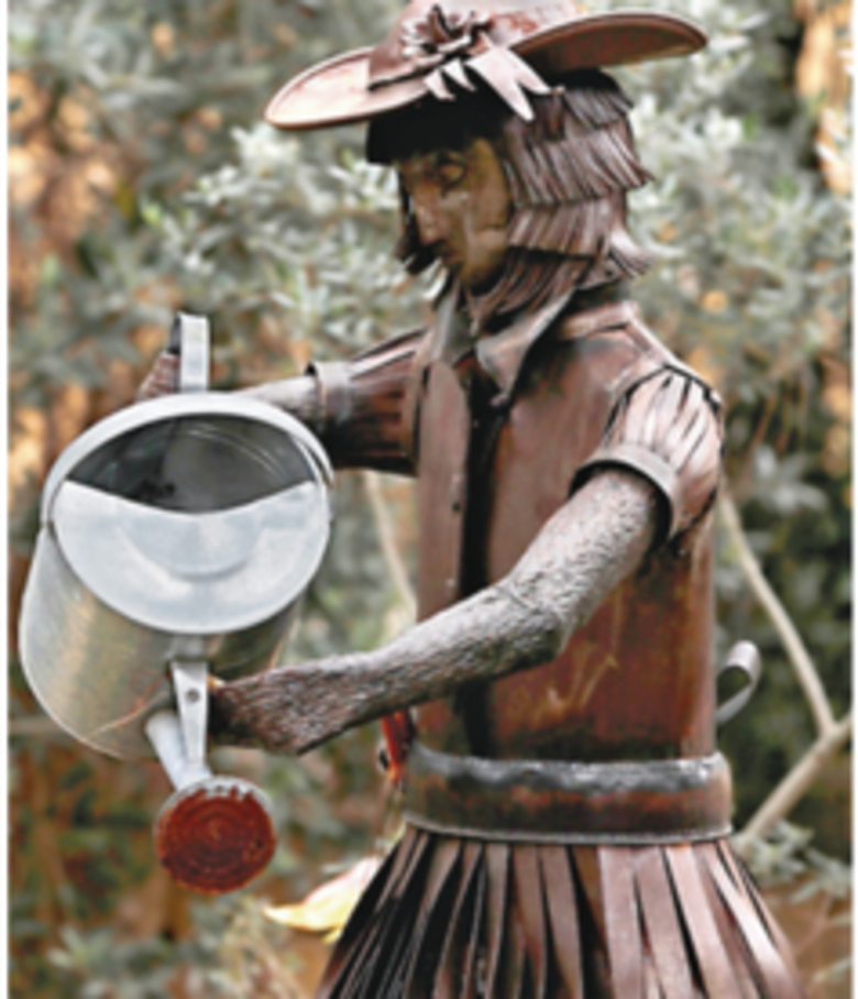 El arte da nueva vida a restos de misiles y metralla