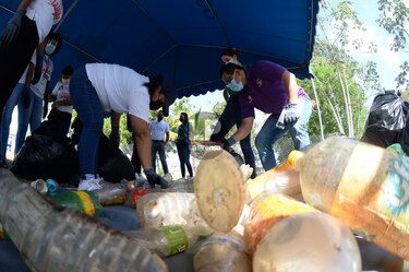 Clasifican los desechos que han sido recolectados por la barrera ReBoB en el río Tapia