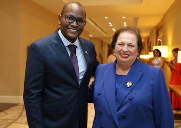 Embajador de EUA se reúne con un grupo de diputados y revoca invitación a otros