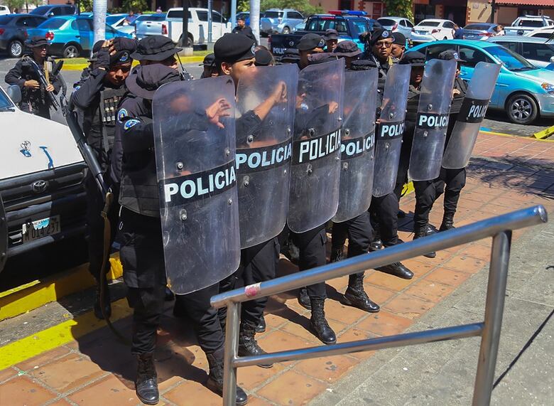 Policía asedia protesta opositora pero permite marcha oficialista en Nicaragua