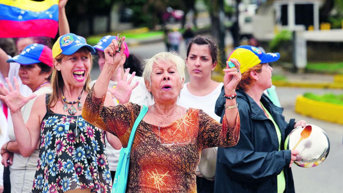 Los venezolanos salieron a bloquear calles en rechazo a la convocatoria de la constituyente y como parte de las acciones que llevan ya un mes consecutivo.