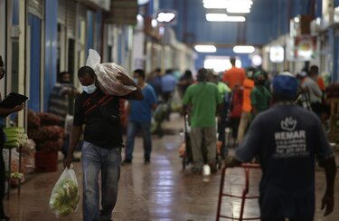 Productores y vendedores bloquean la entrada a Merca Panamá; piden mayor seguridad
