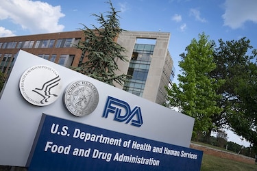 FDA aprueba dosis de refuerzo y mezcla de vacunas anticovid