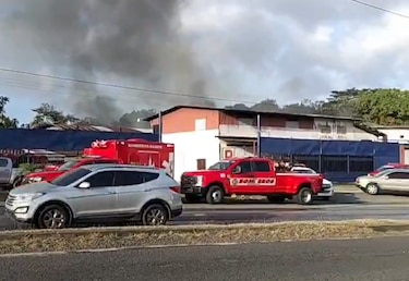 Bomberos atienden incendio en galera en Villa Grecia