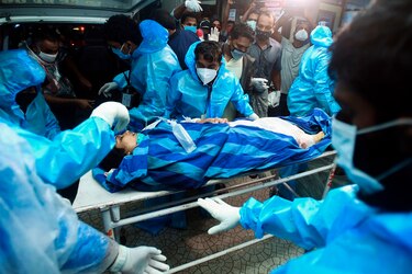 Avión de Air India con 195 personas sobrepasa la pista y se parte al intentar aterrizar; hay al menos 17 muertos y 15 heridos graves