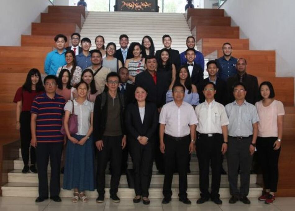 32 becarios panameños ya están en China