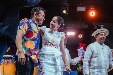 Samy y Sandra Sandoval reciben galardón por preservar la música típica panameña