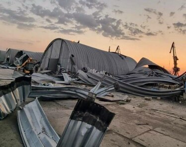 Ucrania informa de la partida de un primer barco por el corredor provisional de Odesa; se reportan ataques a los almacenes de grano