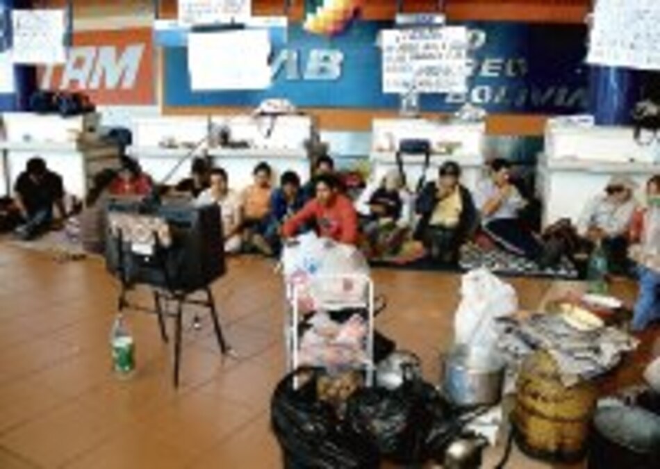 Pasajeros se instalan a vivir en aeropuerto