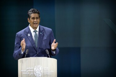 El presidente de una pequeña nación del Pacífico realiza una inédita entrevista bajo el agua