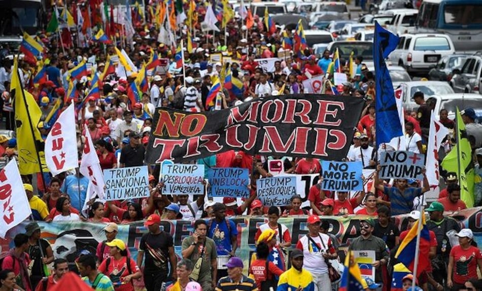 Seguidores de Maduro gritan 'no más Trump' tras bloqueo de Washington