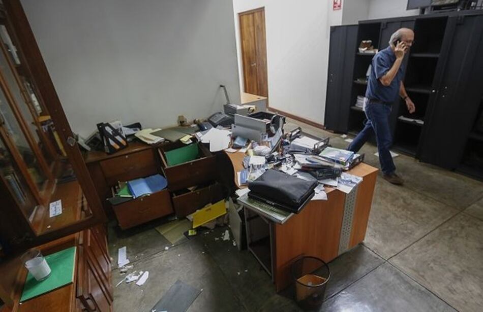 Policía allana medio de comunicación y sedes de oenegés