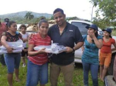 Yunito Vega regala artículos del PAN