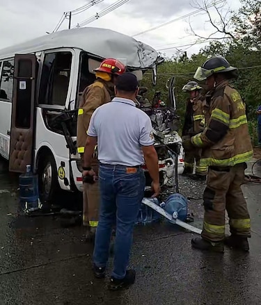 Siete heridos en violento choque en Chepo: bomberos rescatan a conductor atrapado
