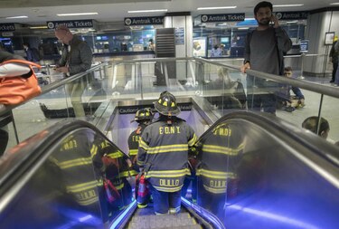 Estampida en tren de Nueva York deja al menos 16 lesionados