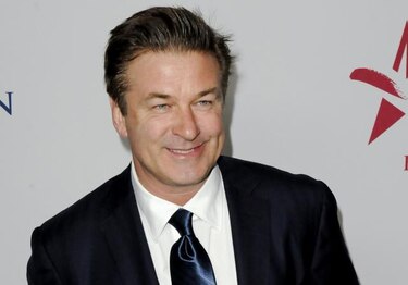 Expulsan a Alec Baldwin de vuelo por jugar con celular