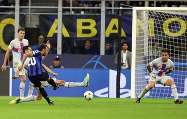 En un polémico partido el Inter gana y complica al Barcelona