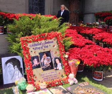 Miles de rosas para Jackson en cuarto aniversario de su muerte
