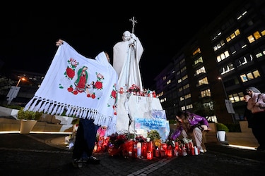 El papa Francisco sufre dos episodios de insuficiencia respiratoria aguda tras 18 días hospitalizado