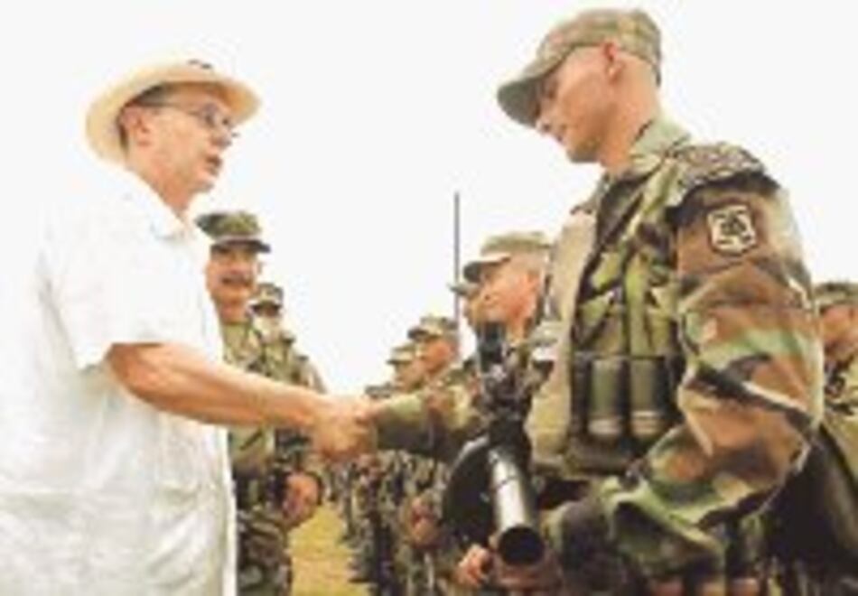 ‘Comunidad de paz’ rechaza acusación de Álvaro Uribe