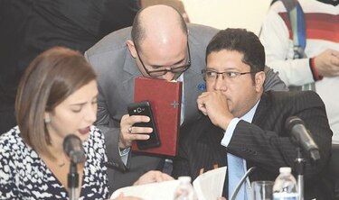 Acusan a Ayú Prado de idear plan para legalizar pinchazos telefónicos