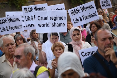 Irán suprime la policia de la moral, anuncia el fiscal general del país