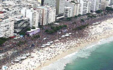 Brasileños desatan frenesí del carnaval callejero previo a desfiles en Río