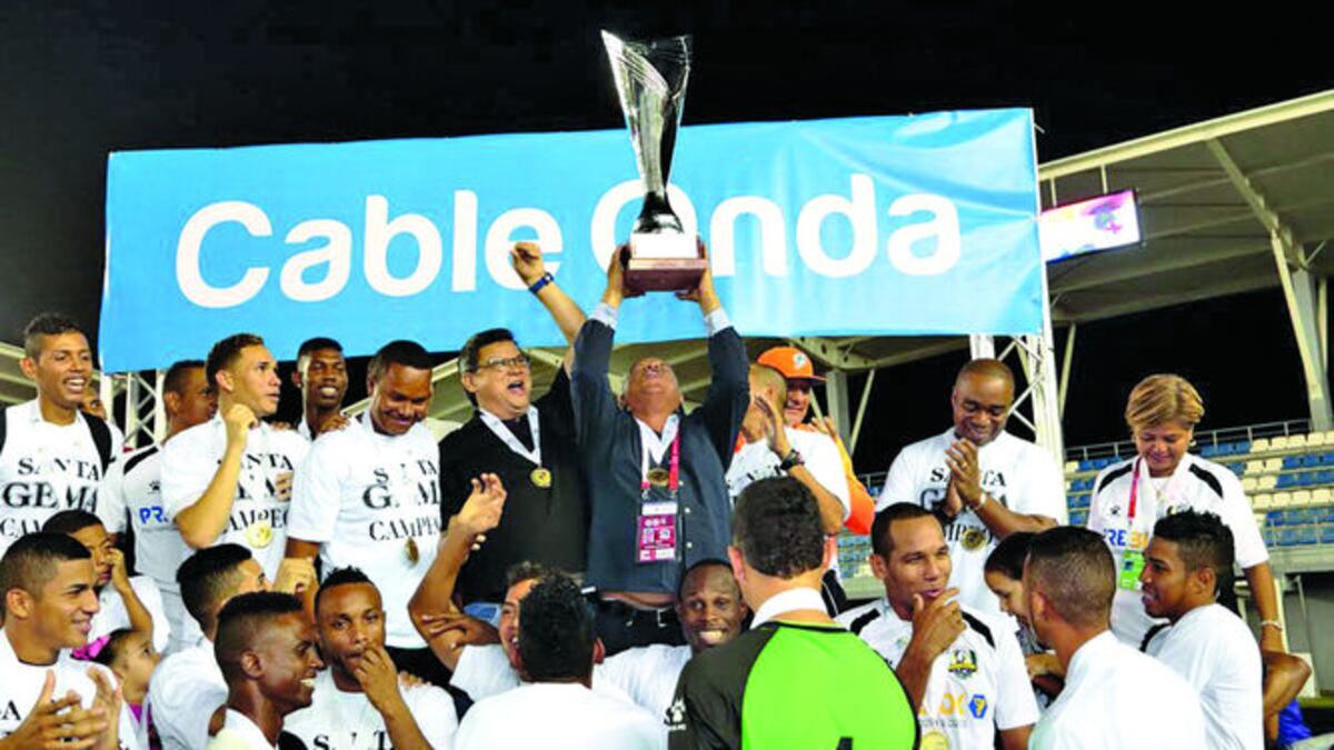 Santa Gema celebra con el trofeo su logro del miércoles en el Maracaná. LA CORTESÍA