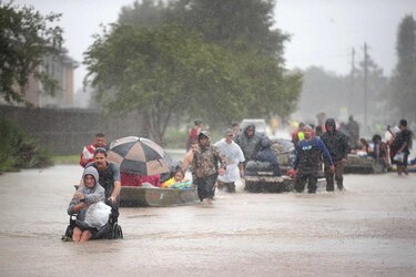 Harvey recupera un poco de fuerza y podría reingresar a Houston