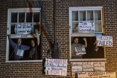 Comienza operativo para desalojar embajada de Venezuela en Estados Unidos, tomada por activistas