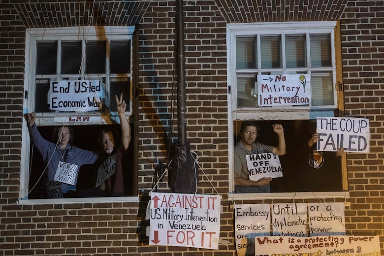 Comienza operativo para desalojar embajada de Venezuela en Estados Unidos, tomada por activistas