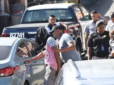 Ordenan detención para hombre al que le encontraron arma de vigilante del Banco General