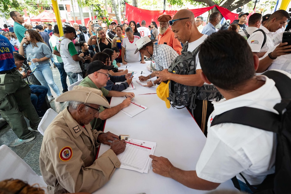 Titular de Defensa venezolano pide no ‘caer en nerviosismo’ por alistamiento de milicianos