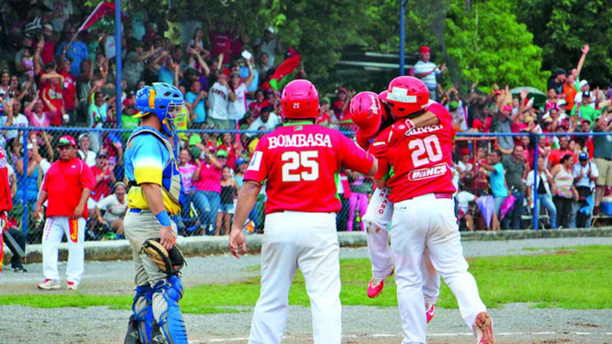 Grupo de imágenes del triunfo chiricano ayer en el estadio Carlos Alvarado Mazola de Dolega.